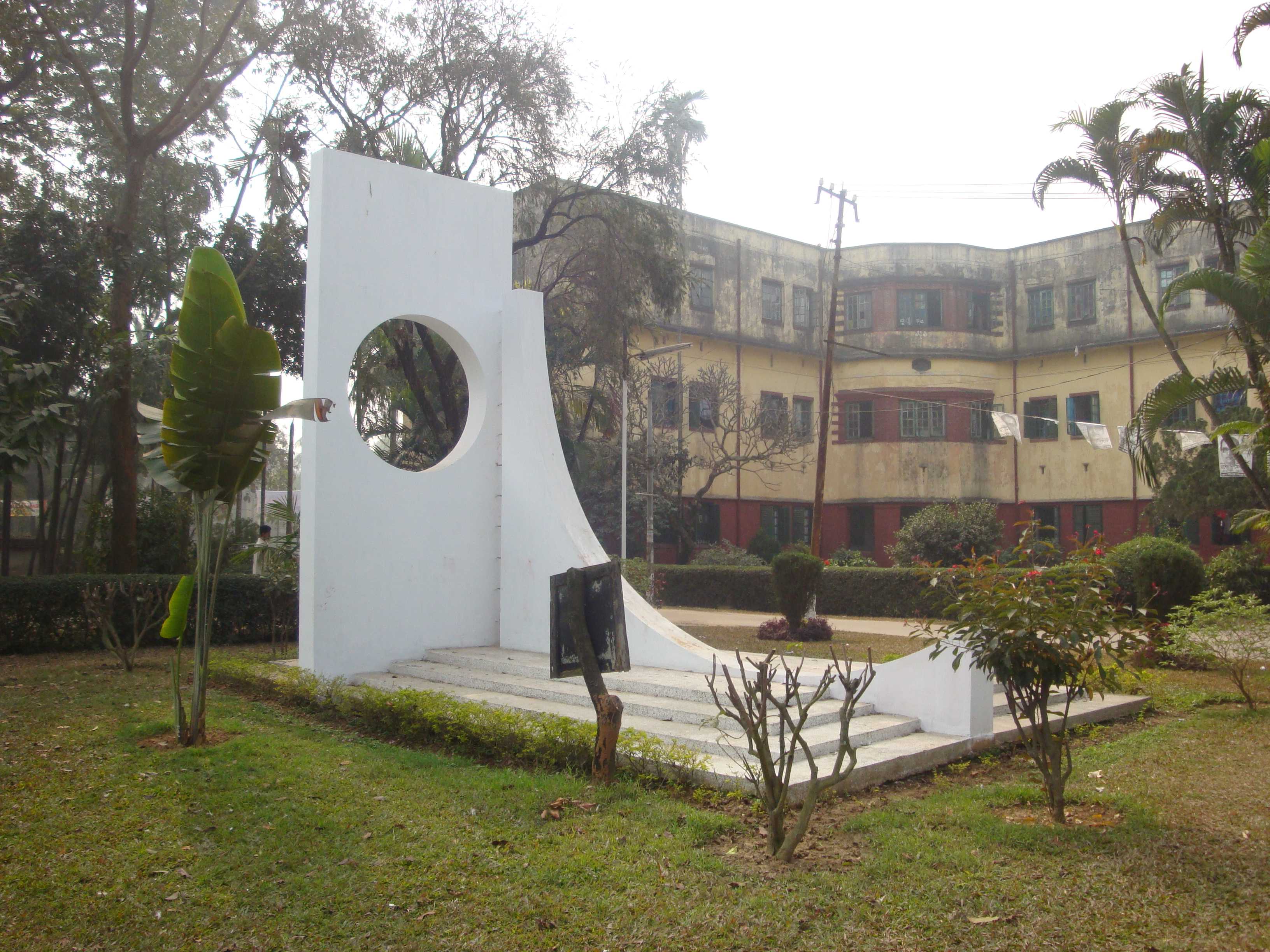 Memorial commemorating the martyrs of 1971 at Jagannath Hall, Dhaka University. Photo: Pritam Saha / Wikipedia.